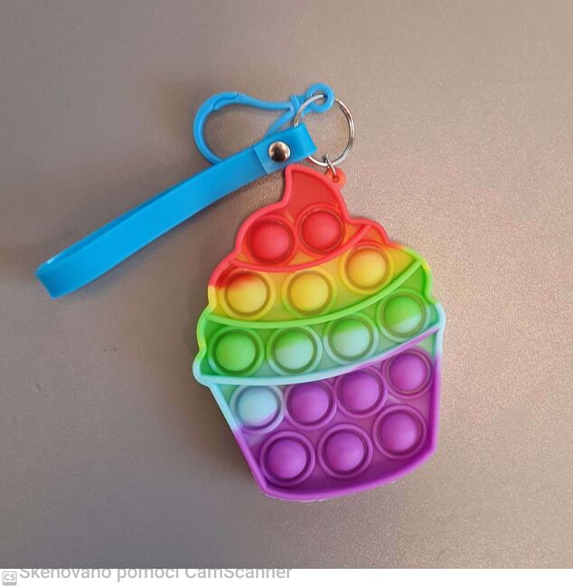 POP IT Antistresová hračka POP IT klíčenka - cupcake, duhový
